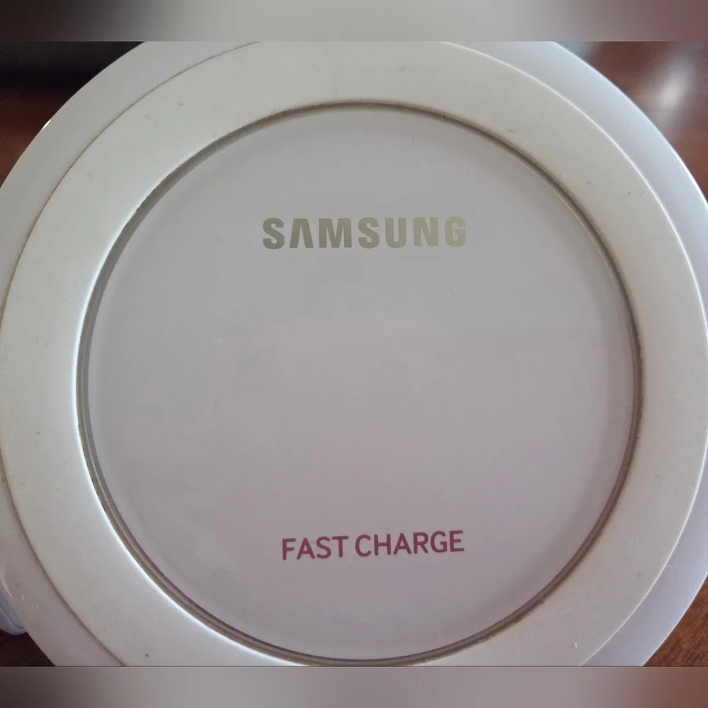 Like New Samsung Qi Certified Fast Charge Wireless Charging Pad + Stand.